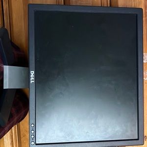 I’m am selling a Dell monitor it runs well all you need is a vag